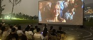 （性交无玛学生妹拿着自拍杆在教室转载）成都秋夜“新耍法”：到公园看坝坝电影